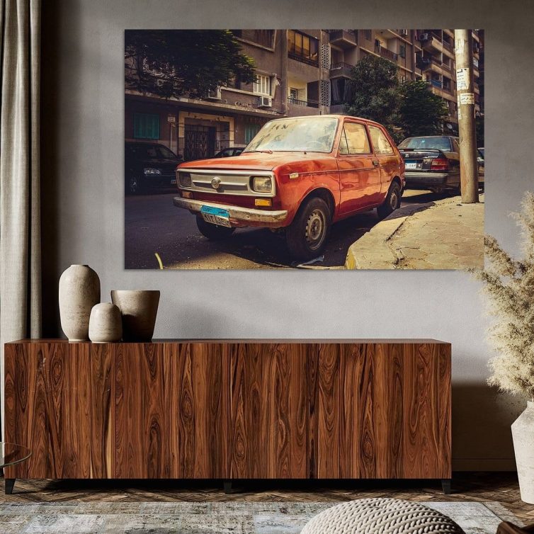 Oude fiat in de straten van Cairo lekker stoffig als lijst aan de muur met dressoir eronder