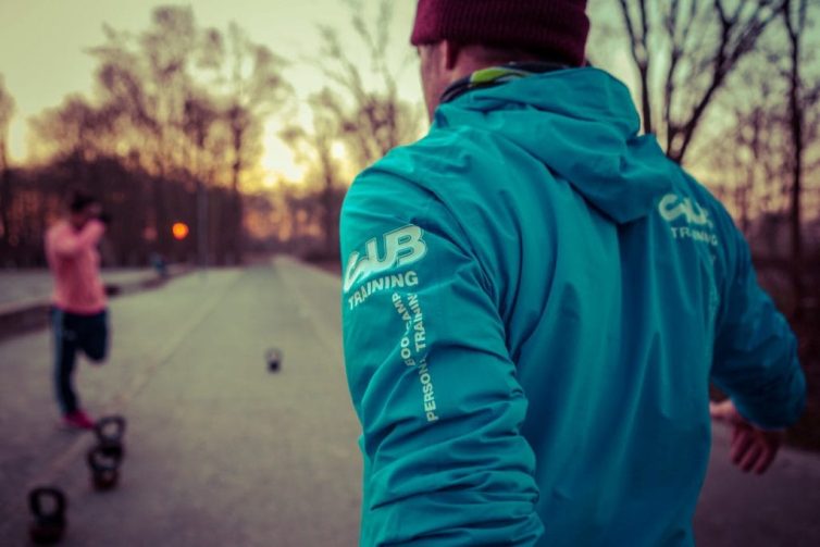 Foto in de vroege ochtend de zon komt net op bij de oosterplas in 's-Hertogebosch tijdens een vroeg workout van Subtraining