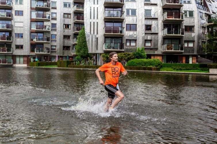 Niels Jonckers die door een gracht rent tijden de fun run getraind door Subtraining in 2015