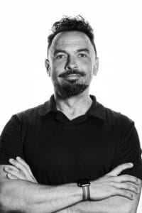 Portrait of a Man with Arms Crossed portret foto gemaakt door Donja Scholten in zwart wit in 2024 z