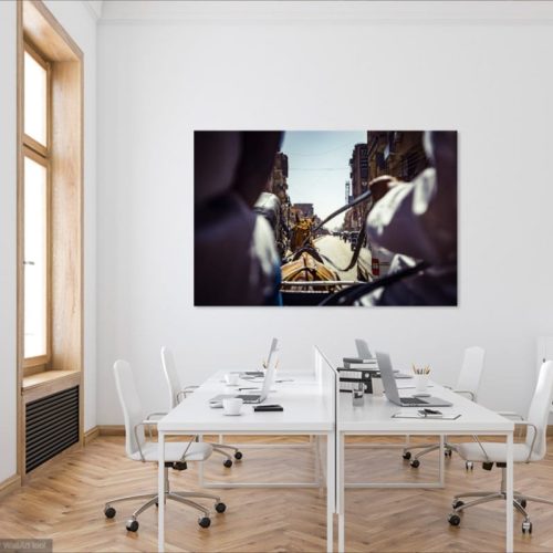 Foto van een paard en wagen in Edfu Egypte in lijst hangend in kantoor met witte buro's en stoelen